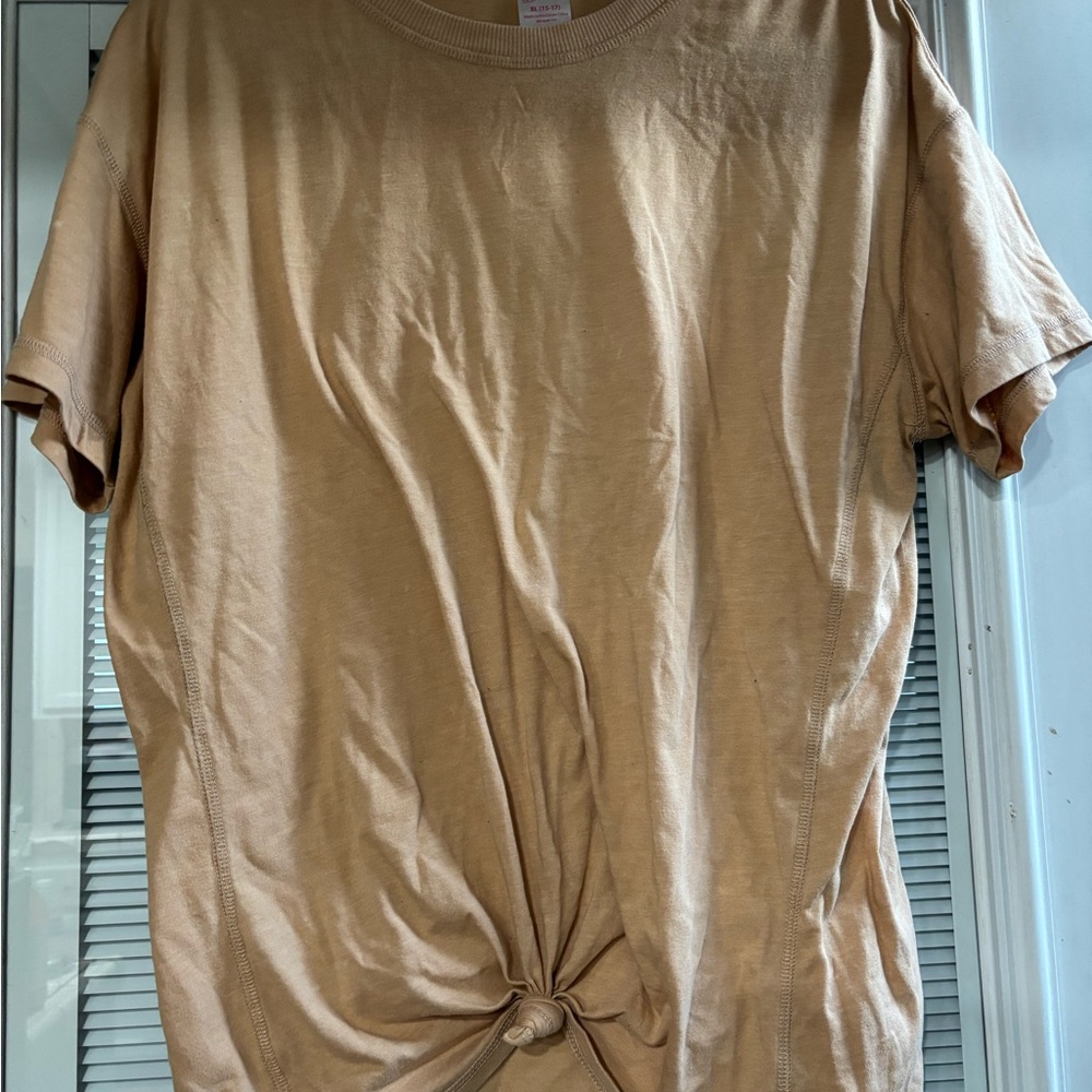 No Boundaries Women's Knotted Tan Tee